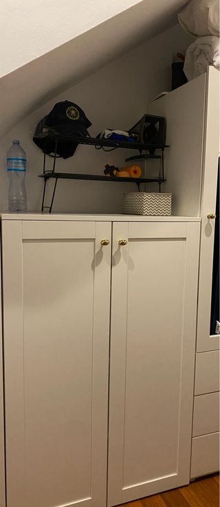 Armario blanco con estantes metálicos