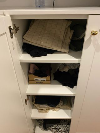 Armario blanco con estantes metálicos