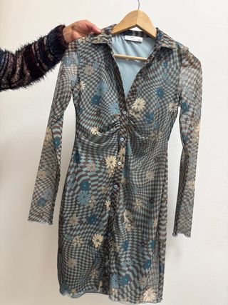 Vestido Bershka estampado flores y cuadros