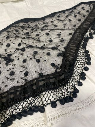 Manteleta antigua de encaje negro Indumentaria