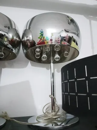 Lámparas de mesa plateadas y negras