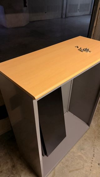 Armario metálico con tapa de madera