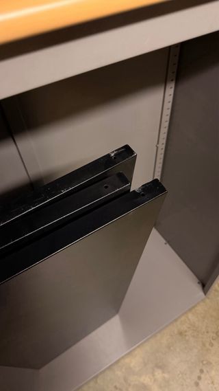 Armario metálico con tapa de madera