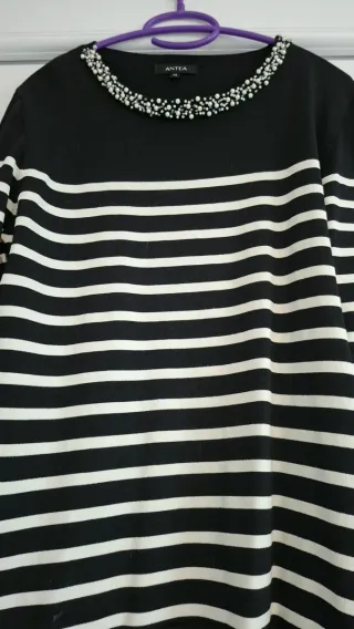 Camiseta Antea Negra con Rayas Blancas y Perlas