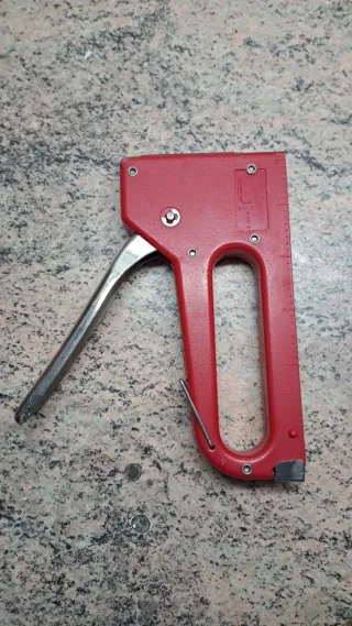 Grapadora manual roja