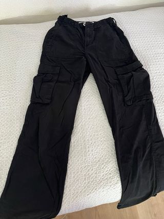 Pantalón cargo ancho Bershka negro
