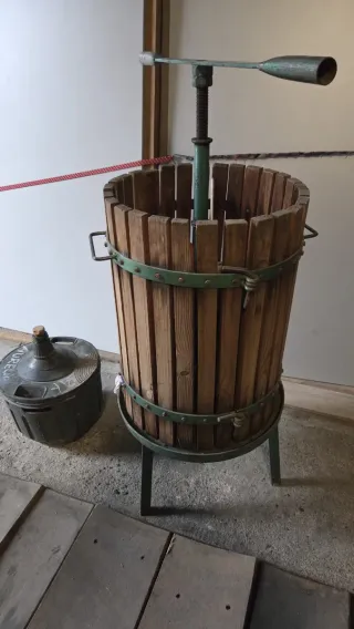 Prensa Estrujadora de Vino Antigua