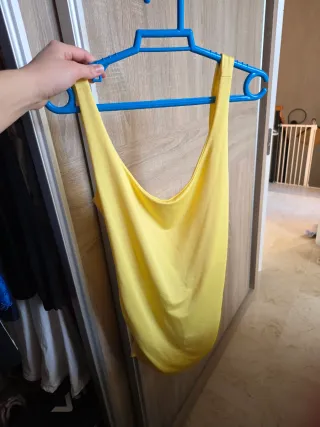 Consegna di abbigliamento giovanile taglia 36-38