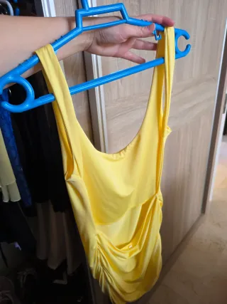 Consegna di abbigliamento giovanile taglia 36-38