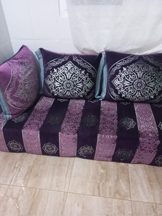 Sofá de terciopelo morado y plateado