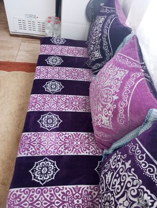 Sofá de terciopelo morado y plateado