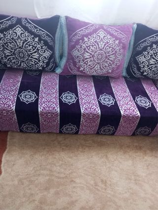 Sofá de terciopelo morado y plateado