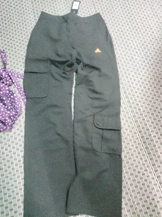 Camiseta morada con lunares blancos