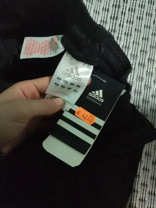 Camiseta morada con lunares blancos