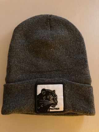 Gorro de lana gris con parche de pantera