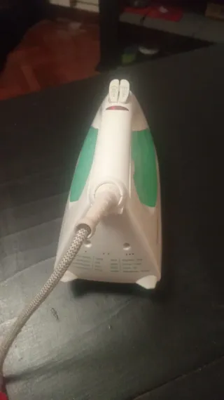 Plancha de vapor blanca y verde