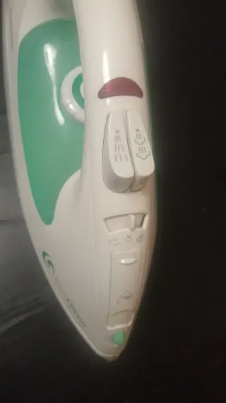 Plancha de vapor blanca y verde