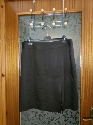 Falda negra con raya diplomática