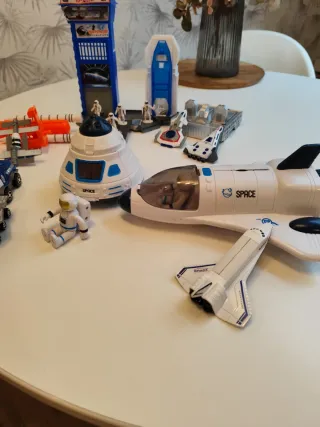 Naves espaciales y astronautas de juguete