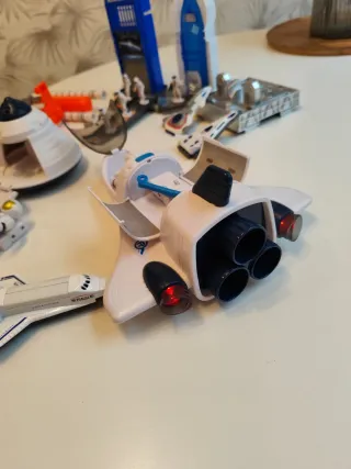 Naves espaciales y astronautas de juguete