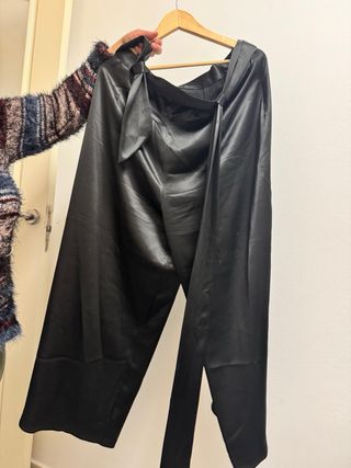 Pantalón negro satinado con lazo