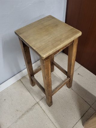 Taburete alto de madera