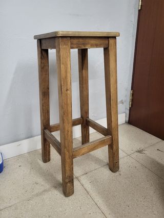 Taburete alto de madera
