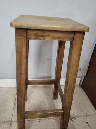 Taburete alto de madera