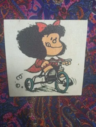 Imán de lienzo con Mafalda en Triciclo