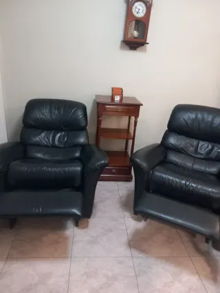 2 Poltrone in Pelle Nere