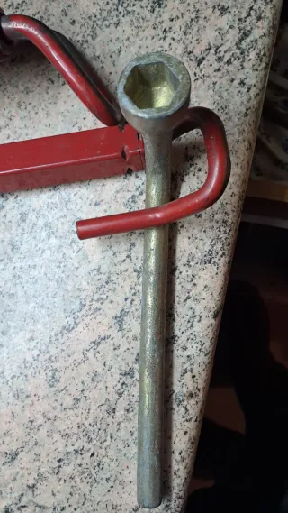 Llave para tornillos de rueda de coche