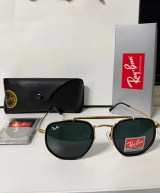 Gafas de sol Ray-Ban negras y doradas