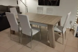 Mesa de salón y 4 sillas
