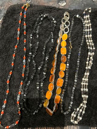 Collezione di collane con pietre nere e arancioni