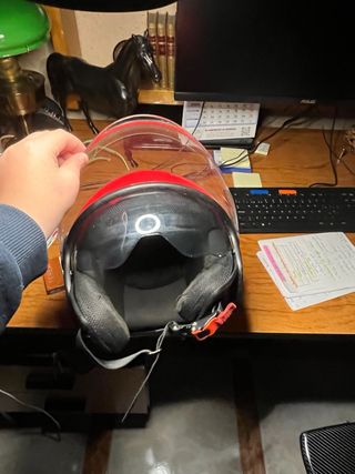 Casco rojo integral con visera