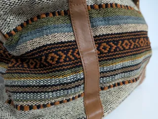 Bolso étnico de tela con asas de piel