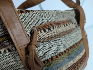 Bolso étnico de tela con asas de piel