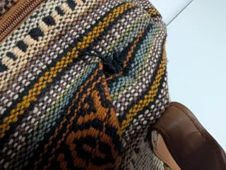 Bolso étnico de tela con asas de piel