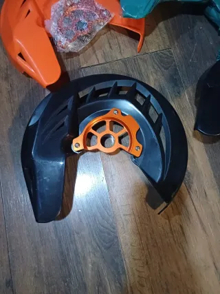 Protector Disco Freno Moto Negro Naranja