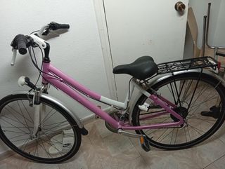 Bicicleta rosa con cesta