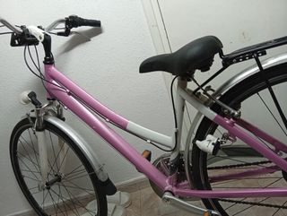 Bicicleta rosa con cesta