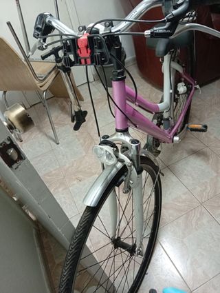 Bicicleta rosa con cesta