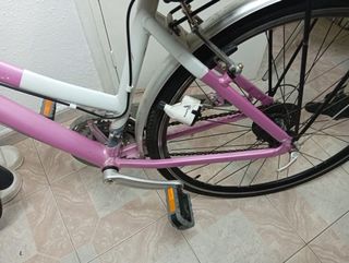 Bicicleta rosa con cesta