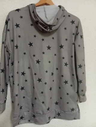Sudadera gris con estrellas negras talla XL