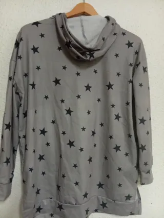 Sudadera gris con estrellas negras talla XL