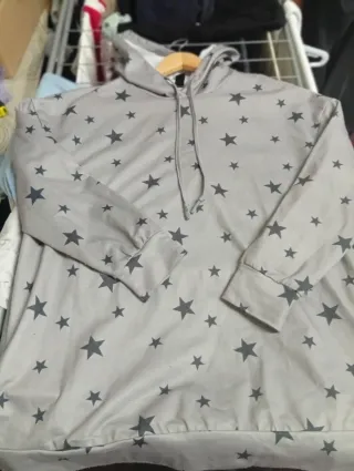 Sudadera gris con estrellas negras talla XL