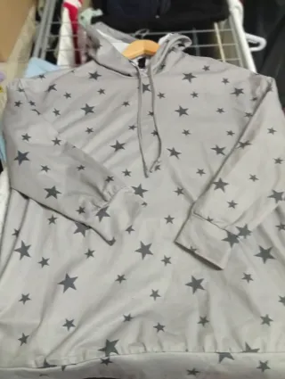 Sudadera gris con estrellas negras talla XL