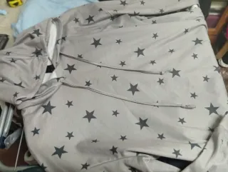 Sudadera gris con estrellas negras talla XL