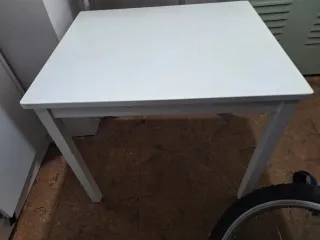 Mesa infantil de madera blanca