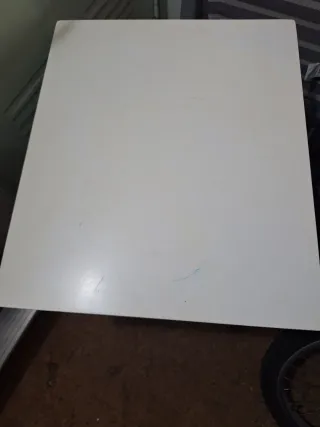 Mesa infantil de madera blanca